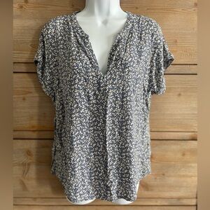 Gap shirt for business or casual! Dress up or down. Great condition! Small